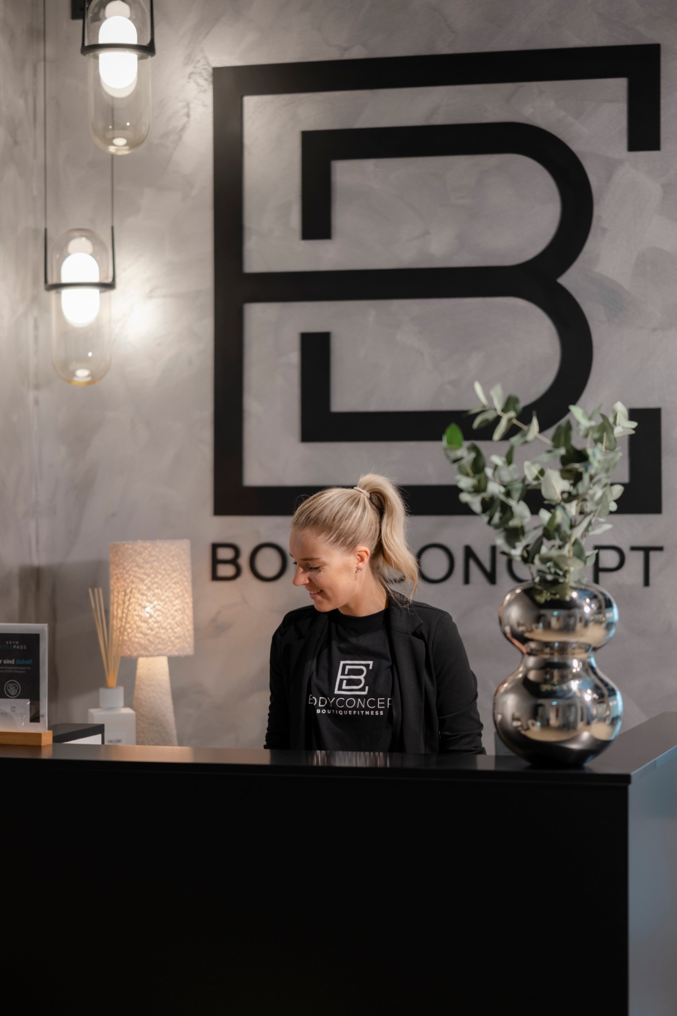 Annabell am Empfang vor der BODYCONCEPT-Bildmarke