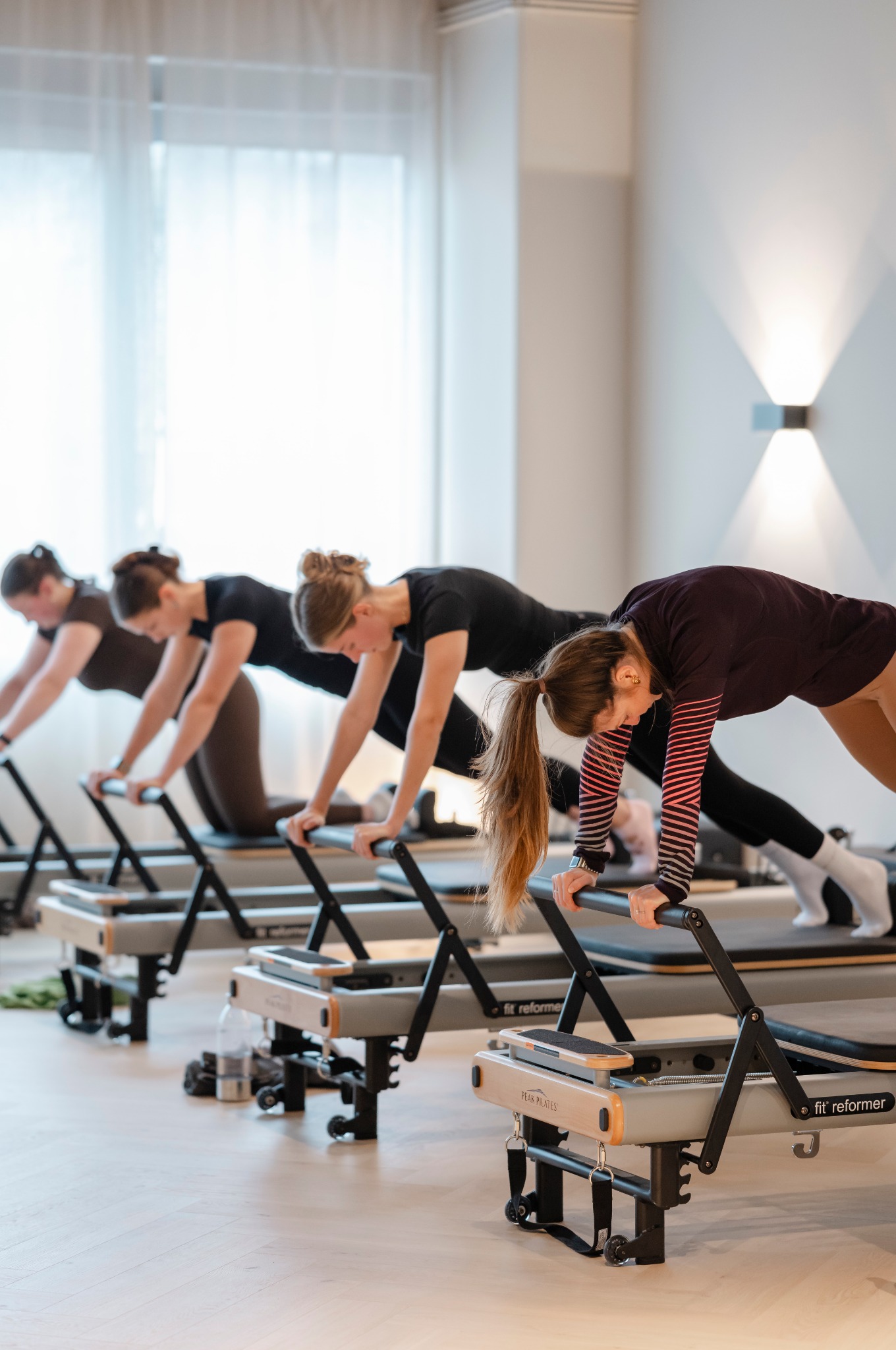 Teilnehmerinnen beim präzisen Training auf den Reformern