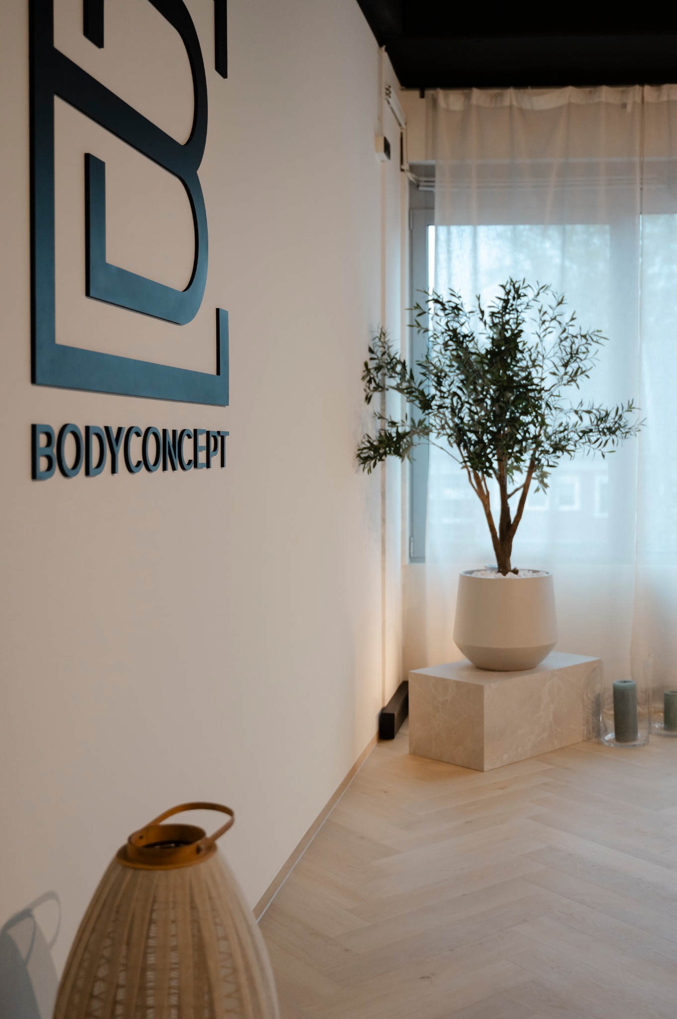 BODYCONCEPT-Bildmarke an der Wand des Studios