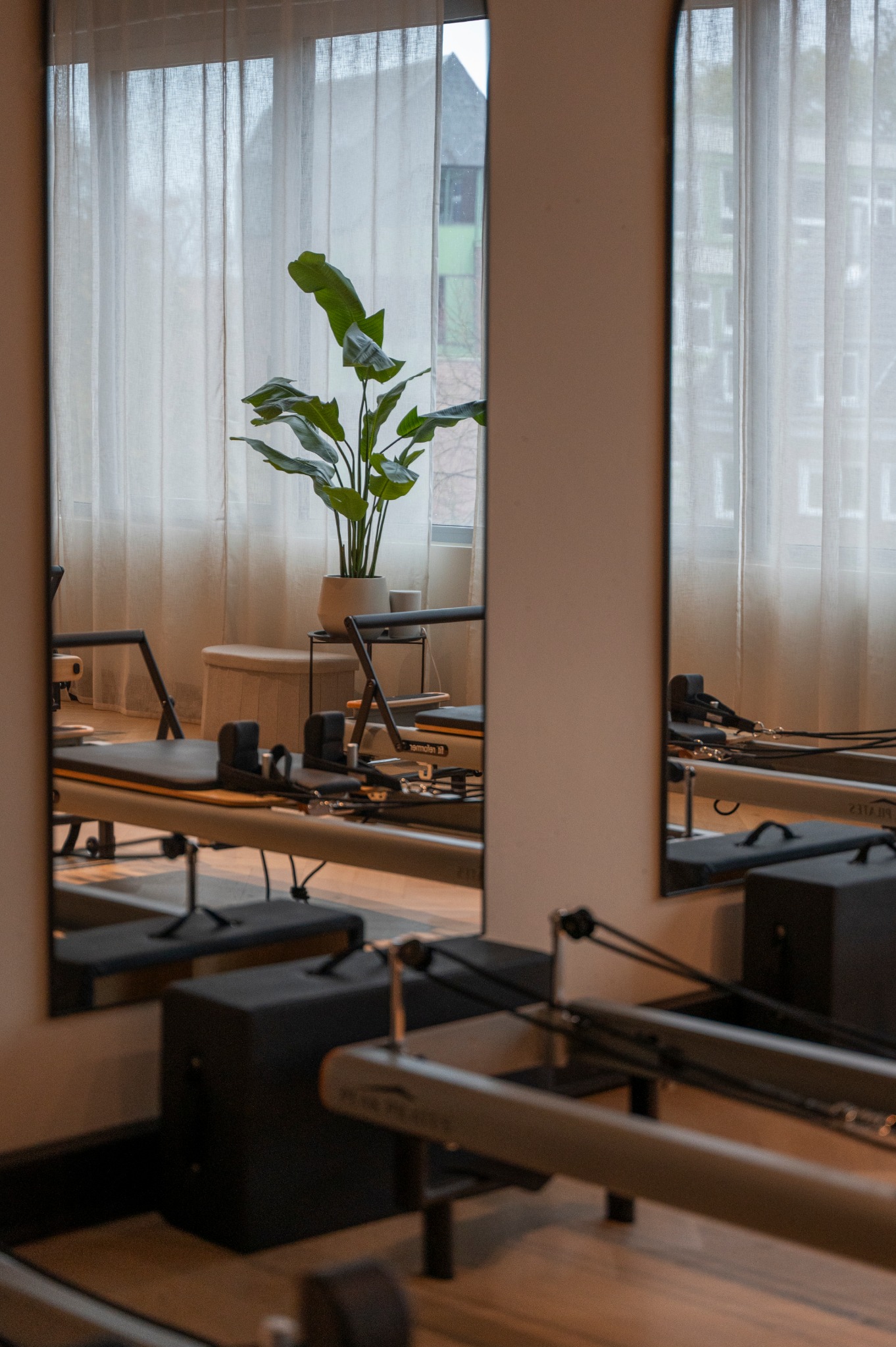 Reformer und Spiegel im Essence Studio
