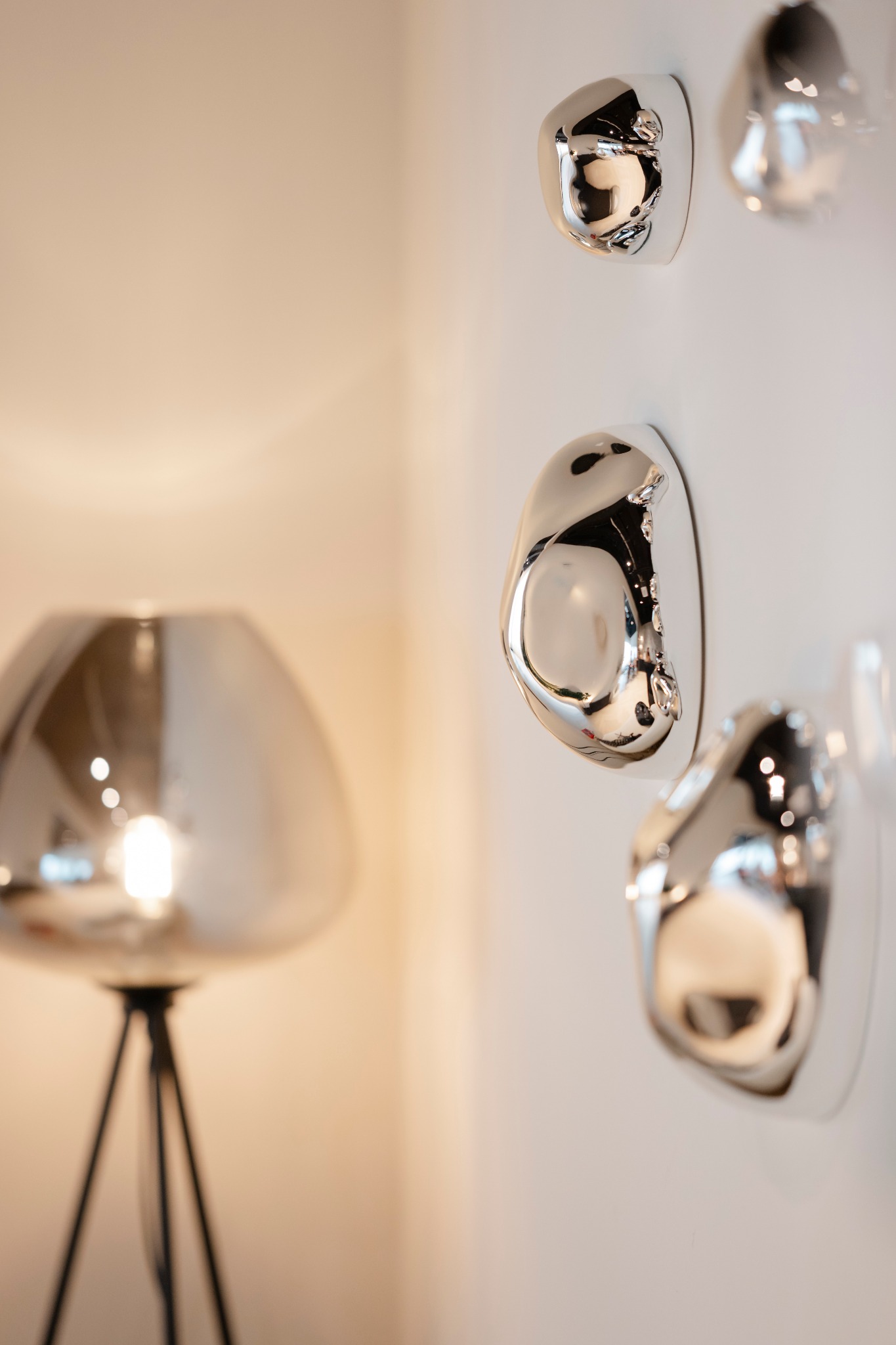 Lampe und spiegelnde Wandobjekte in der Welcome Zone